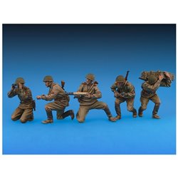 1/35 Soviet Artillery Crew 