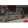 Miniart 1/35 2 Craftmen Set (Toolmakers)