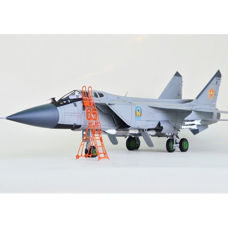 1/48  escalerilla Mig-31