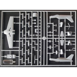 Maqueta de avión 1/72 SIAI SF-260TP "Light Attacker" - Kovozávody Prostějov