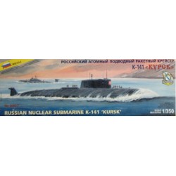 Maqueta del submarino nuclear ruso K-141 Kursk a escala 1/350 de Zvezda.