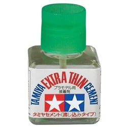 Adhesivo Tamiya Extra Thin Cement de 40 ml con aplicador de pincel para modelismo y manualidades.